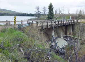 An irrigation district seeks to raise the level of the dam at New Fork Lake by 3-4 feet. The state this week reviews a proposed contract to study the proposal. (Angus M. Thuermer Jr./WyoFile)