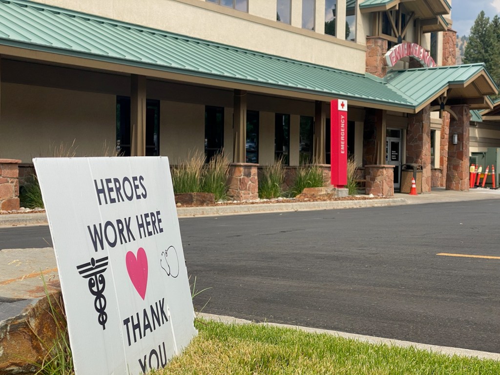 A sign in front of a hospital says "heroes work here, thank you"