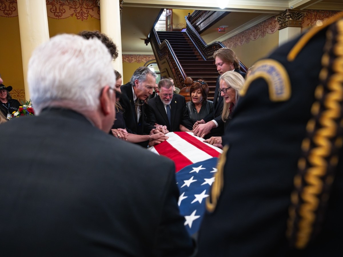 In Sen. Al Simpson’s final visit to the Wyoming Capitol, mourners find their own ways to say goodbye