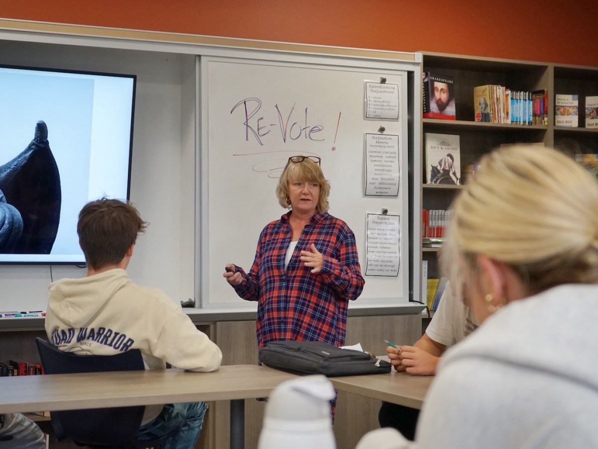 Lawmakers advance school funding model that includes teacher raises