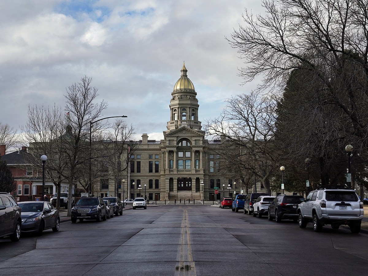 Wyoming House special committee pauses check-passing investigation while sheriff’s office conducts criminal inquiry