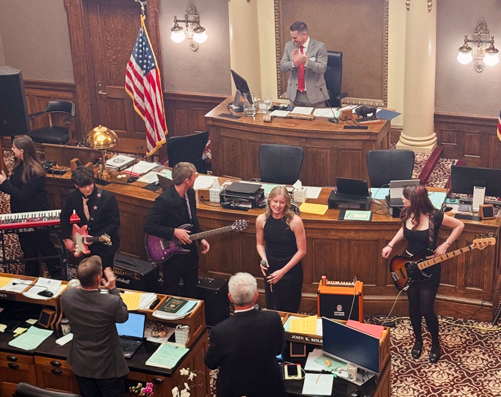 कला और संस्कृति के काउबॉय ब्रांड के लिए सवारी करते हैं