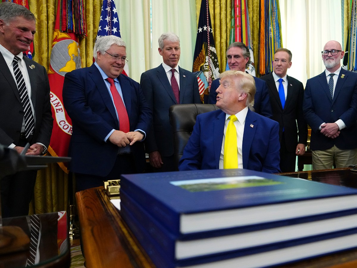 Gov. Gordon cheers Trump’s $700M coal subsidy package during White House visit